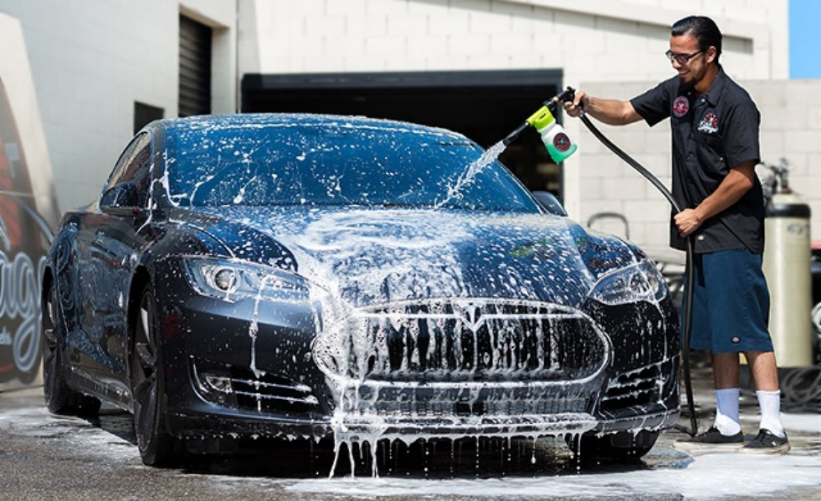 Automatic Car Wash vs. Manual Car Wash: Which is Better for Your Vehicle?